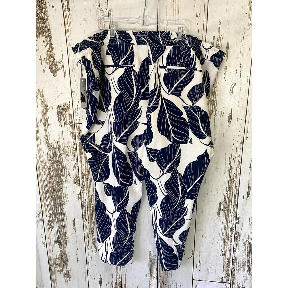 Liz Claiborne White And Navy Tropical Print Pants
